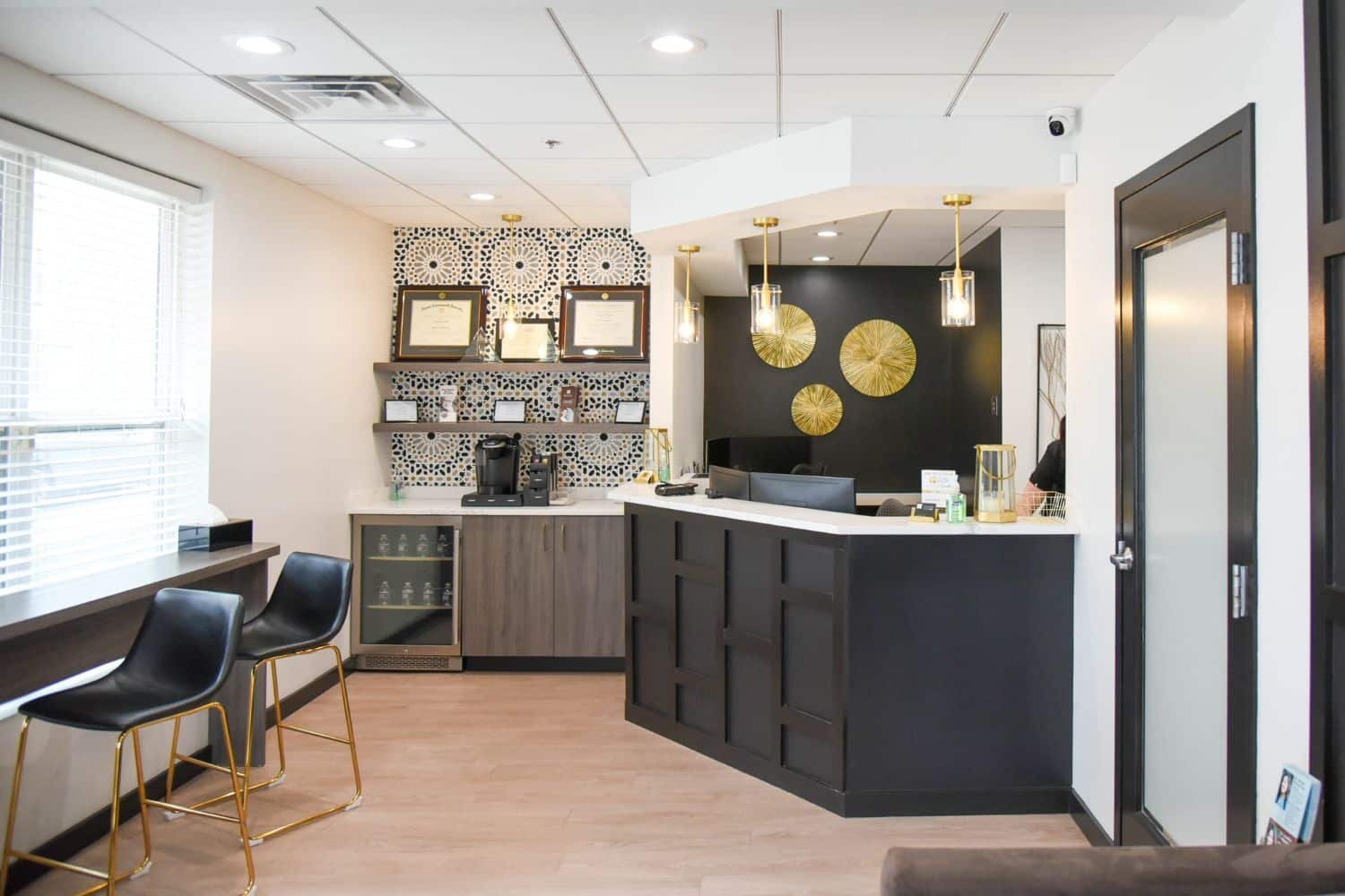 fair-lakes-cosmetic-dentistry-receptionist-desk-coffee-bar fair lakes interior lobby and desk with coffee bar
