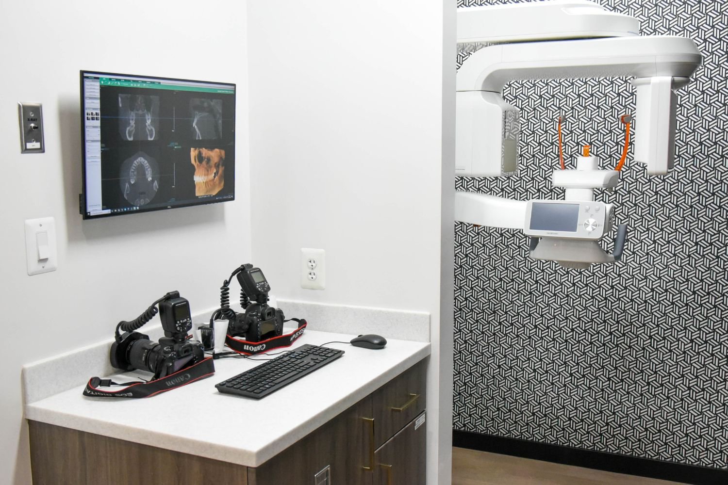 fair-lakes-cosmetic-dentistry-technology dental technology in front of tiled wall